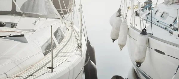 Білий Сучасний Вітрильник Оренди Продажу Причалив Причалу Яхтній Яхті Дерев — стокове фото