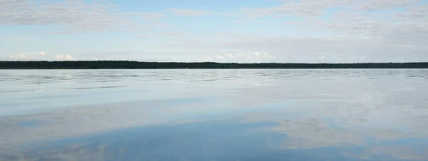 Rio Floresta Lago Dia Ensolarado Céu Limpo Reflexos Numa Água — Fotografia de Stock