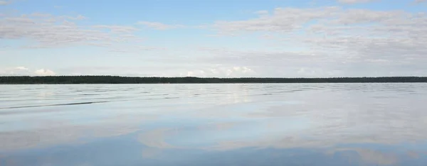 Skogsflod Sjö Solig Dag Clea Sky Reflektioner Ett Kristallklart Vatten — Stockfoto