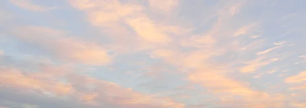 Cielo Azul Claro Con Cirros Rosados Brillantes Nubes Cúmulos Después — Foto de Stock