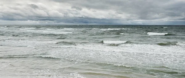 Mar Báltico Durante Tempestade Céu Dramático Nuvens Escuras Brilhantes Ondas — Fotografia de Stock