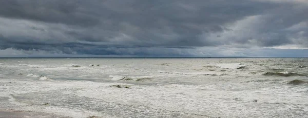 Mar Baltico Durante Tempesta Cielo Drammatico Nuvole Scure Luminose Onde — Foto Stock