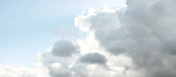 Κούντσκεϊπ Λευκά Διακοσμητικά Σύννεφα Μαλακό Φως Ηλιαχτίδες Καθαρός Μπλε Ουρανός — Φωτογραφία Αρχείου