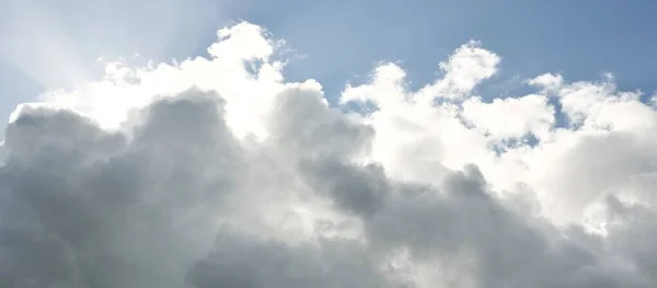 Κούντσκεϊπ Λευκά Διακοσμητικά Σύννεφα Μαλακό Φως Ηλιαχτίδες Καθαρός Μπλε Ουρανός — Φωτογραφία Αρχείου