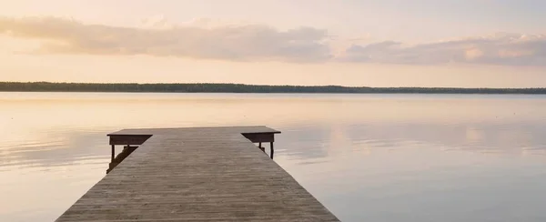 Skogssjö Älv Vid Solnedgången Träpir Glödande Moln Symmetriska Reflektioner Ett — Stockfoto