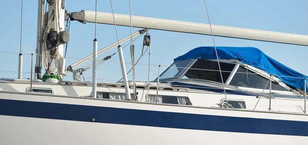 ヨットマリーナの陸上に立つ45フィートの巡航ヨット 修理やサービス セーリング スポーツ レクリエーション 観光レジャー活動のコンセプト — ストック写真