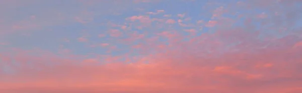 Clear Blue Sky Glowing Pink Golden Cirrus Cumulus Clouds Sunrise — Foto Stock