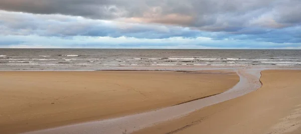 Brzeg Morza Bałtyckiego Zachodzie Słońca Widok Plaży Wydmy Dramatyczne Zachody — Zdjęcie stockowe