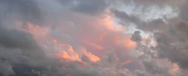 Parlayan Bulutlu Açık Mavi Gökyüzü Yumuşak Güneş Işığı Dramatik Bulut — Stok fotoğraf