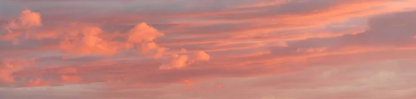 Cielo Atardecer Brillantes Nubes Rosas Doradas Después Tormenta Paisaje Nublado — Foto de Stock