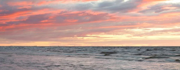 日落时从波罗的海海岸俯瞰全景 戏剧化的暴风雨天空 闪耀的云彩 金色的阳光 浪花飞溅的水自然 变化无常的天气 — 图库照片