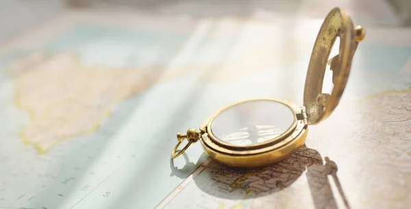 Antiker Goldener Kompass Retro Stil Sonnenuhr Und Alte Seekarte Nahaufnahme — Stockfoto