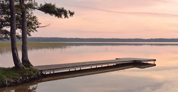 Forest Lake Sunset Wooden Pier Soft Sunlight Glowing Clouds Symmetry — Stockfoto