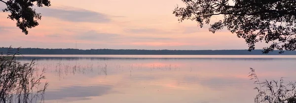 Lesní Jezero Při Západu Slunce Měkké Sluneční Světlo Zářící Mraky — Stock fotografie