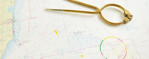 Starožitné Mosazné Děliče Kalipry Navigační Navigační Nástroj Bílá Mapa Detailní — Stock fotografie