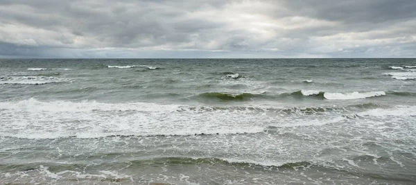 Mar Baltico Durante Tempesta Cielo Drammatico Nuvole Scure Luminose Onde — Foto Stock