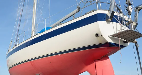 Fuß Kreuzendes Segelboot Das Land Einem Yachthafen Steht Transport Nautische — Stockfoto