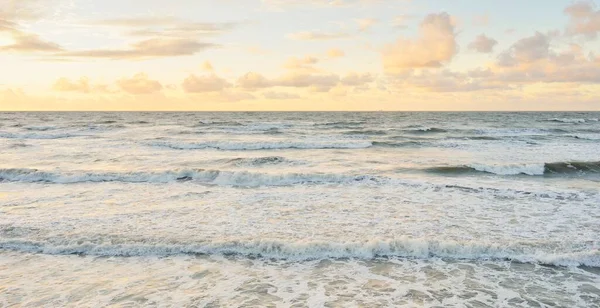 Zeegolven Spatten Textuur Kleurrijke Lucht Reflecteert Het Water Idyllische Zeegezicht — Stockfoto