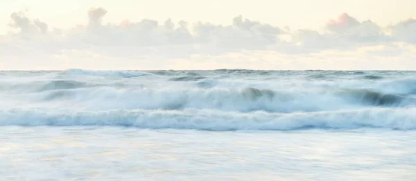 Deniz Dalgaları Sıçrama Dokusu Renkli Gökyüzü Suya Yansıyor Idyllic Deniz — Stok fotoğraf