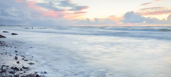 Deniz Dalgaları Sıçrama Dokusu Renkli Gökyüzü Suya Yansıyor Idyllic Deniz — Stok fotoğraf