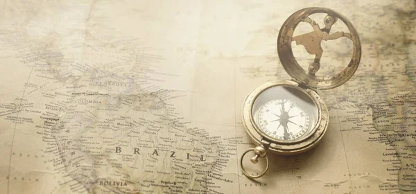 Retro Stil Antika Gyllene Kompass Solur Och Gamla Sjökort Närbild — Stockfoto