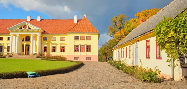 Panoramatický Výhled Hrad Durbe Krásnou Letní Zahradu Lotyšsko Historie Památky — Stock fotografie