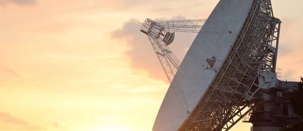 Большой Радиотелескоп Драматическое Небо Заката Светящиеся Облака Природа Погода Наука — стоковое фото