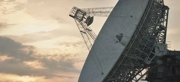 Большой Радиотелескоп Драматическое Небо Заката Светящиеся Облака Природа Погода Наука — стоковое фото