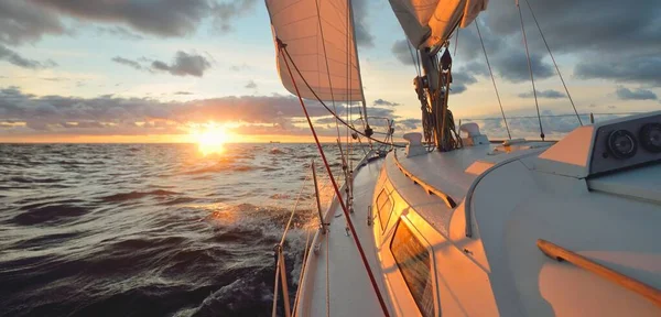 Segeljacht Auf Offener See Bei Sonnenuntergang Nahaufnahme Von Deck Mast — Stockfoto