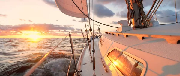 Jacht Pływający Otwartym Morzu Zachodzie Słońca Widok Bliska Pokład Maszt — Zdjęcie stockowe