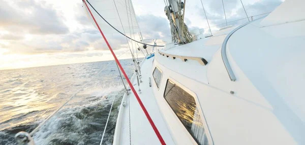 Segeljacht Auf Offener See Bei Sonnenuntergang Nahaufnahme Von Deck Mast — Stockfoto