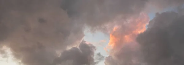 Cielo Azul Claro Con Nubes Brillantes Luz Solar Suave Paisaje — Foto de Stock