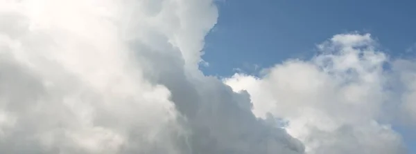 Квадроцикл Білі Декоративні Хмари Яке Сонячне Світло Сонячні Промені Чисте — стокове фото