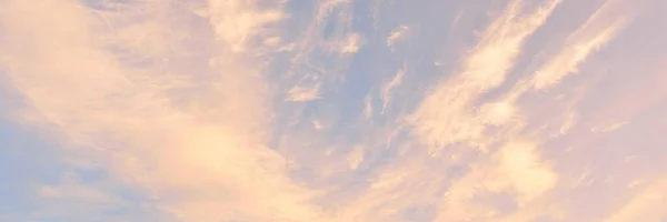 Clear Blue Sky Glowing Pink Cirrus Cumulus Clouds Storm Sunset — 스톡 사진