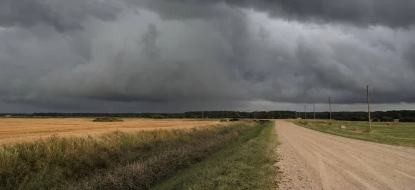 폭풍우가 몰아치는 관통하는 시골길이었다 먹구름 스러운 — 스톡 사진