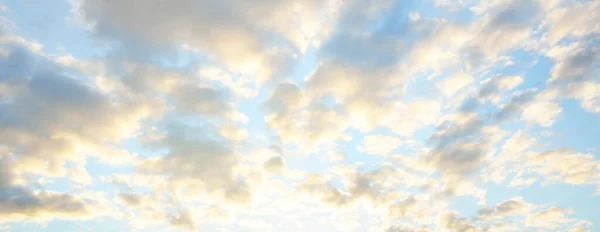 Jasne Błękitne Niebo Świecącymi Chmurami Miękkie Światło Słoneczne Dramatyczne Zachmurzenie — Zdjęcie stockowe
