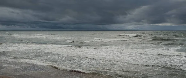 Балтійське Море Під Час Шторму Драматичне Небо Темні Сяючі Хмари — стокове фото