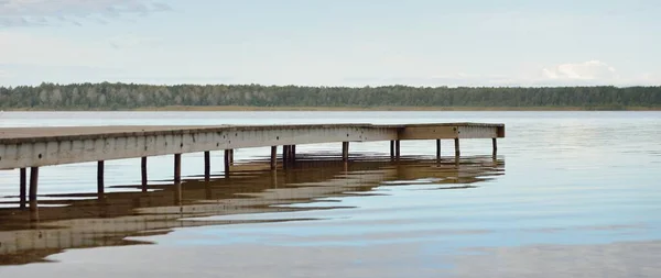 Forest River Lake Sunny Day Wooden Pier Clea Sky Reflections — Stock Fotó