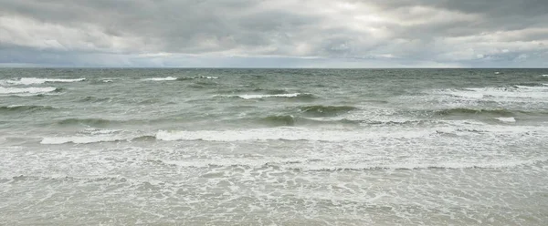 Oostzee Tijdens Storm Dramatische Hemel Donkere Gloeiende Wolken Golven Waterspatten — Stockfoto