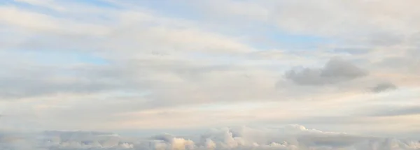 Tiszta Kék Ragyogó Felhőkkel Puha Napfény Drámai Felhő Koncepció Művészet — Stock Fotó