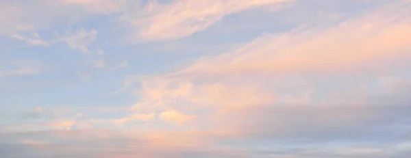 Cielo Azzurro Chiaro Con Cirri Rosa Incandescente Nubi Cumulus Dopo — Foto Stock