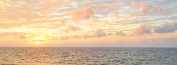Panoramisch Uitzicht Vanaf Oostzee Bij Zonsondergang Dramatische Wolkenlandschap Gloeiende Wolken — Stockfoto
