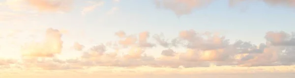 Чисте Блакитне Небо Сяючими Хмарами Яке Сонячне Світло Драматичний Пейзаж — стокове фото