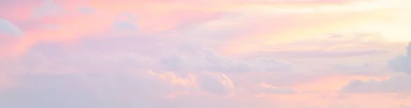 Parlayan Bulutlu Açık Mavi Gökyüzü Yumuşak Güneş Işığı Dramatik Bulut — Stok fotoğraf