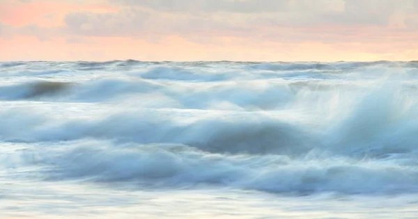 海浪和飞溅的纹理 五彩斑斓的天空映在水面上 Idyllic海景 概念形象 长期暴露 风景如画 自然图案 图形资源 — 图库照片