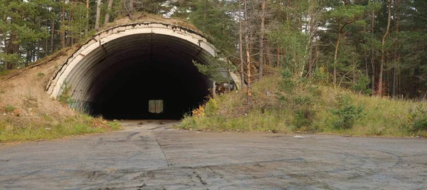 Gammal Bunker Tunnel Den Vintergröna Tallskogen Lettland Europa Landmärken Arkitektur — Stockfoto