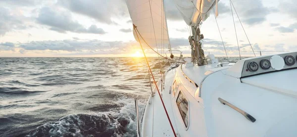 Yate Navegando Mar Abierto Atardecer Vista Cerca Cubierta Mástil Velas — Foto de Stock