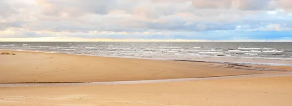 日没のバルト海の海岸 ビーチ からの眺め 劇的な日没の空 輝く雲 牧歌的な風景です レクリエーション エコツーリズム パノラマビュー — ストック写真