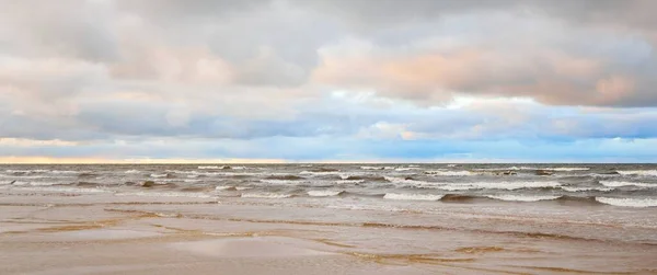 Östersjön Vid Solnedgången Utsikt Från Stranden Sanddyner Dramatisk Solnedgång Glödande — Stockfoto