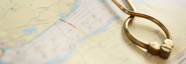 Antike Messing Trennsättel Nautische Navigationskarte Werkzeug Und Weiße Karte Nahaufnahme — Stockfoto